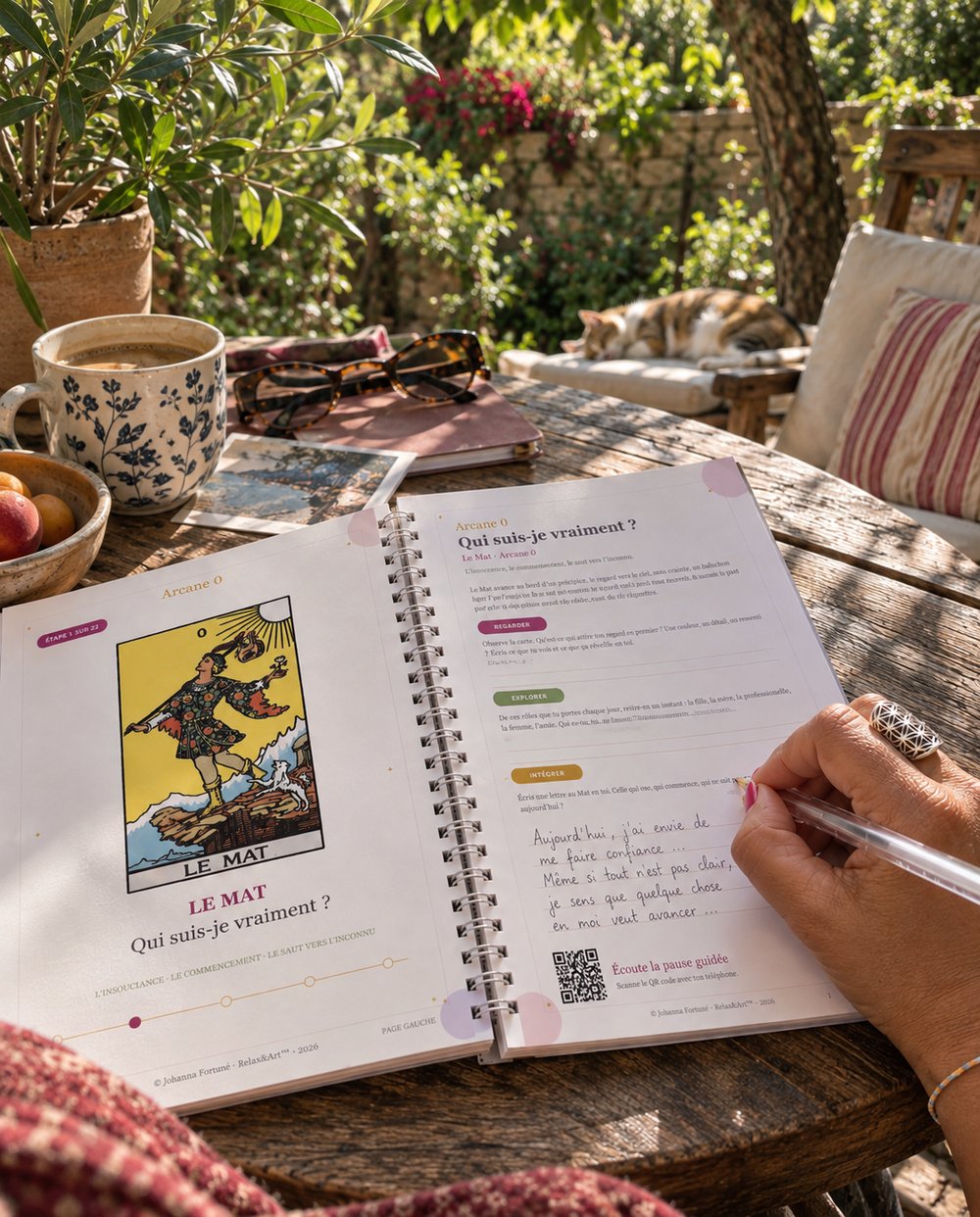 Le carnet ouvert sur l'arcane Le Mat, avec ses invitations à écrire