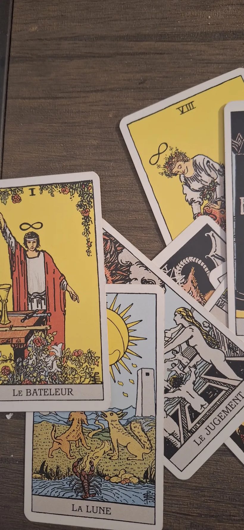 Cartes de tarot Rider-Waite étalées sur une table en bois